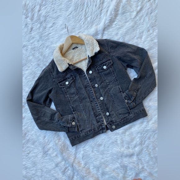 🌻TOPSHOP Oversized borg denim jacket
🌻bust-36
🌻sleevelength-23
🌻length-21 - Picture 2 of 6